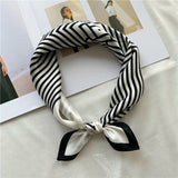 Charger l&#39;image dans la galerie, Écharpe en soie noire blanche légère 21 pouces 12 momme