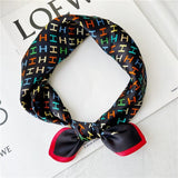 Charger l&#39;image dans la galerie, Petit foulard carré en soie de mûrier Alphabet 21&quot; - 12 momme