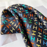 Charger l&#39;image dans la galerie, Petit foulard carré en soie de mûrier Alphabet 21&quot; - 12 momme