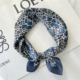 Cargar imagen en el visor de la galería, Bufanda cuadrada pequeña 100 % pura seda de morera para mujer - 12 momme