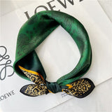 Cargar imagen en el visor de la galería, Bufanda cuadrada pequeña de seda de morera 21&quot; - 12 momme