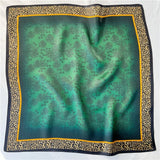 Cargar imagen en el visor de la galería, Bufanda cuadrada pequeña de seda de morera 21&quot; - 12 momme