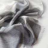 Charger l&#39;image dans la galerie, Châle en cachemire des années 200 avec lignes décoratives