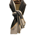 Wrap en cachemire tricoté gris avec soie dorée