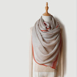 Laden Sie das Bild in den Galerie-Viewer, 200S leichter Schal aus Kaschmir