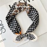 Cargar imagen en el visor de la galería, Bufanda cuadrada de seda de morera pequeña con estampado de anacardo, 21&quot; - 12 momme