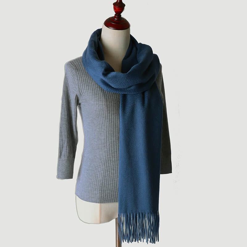 Abrigo de cachemir azul con estampado de agua
