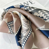 Cargar imagen en el visor de la galería, Bufanda cuadrada pequeña 100 % pura seda de morera para mujer - 12 momme