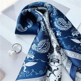 Cargar imagen en el visor de la galería, Bufanda cuadrada de seda estampada con estampado de anacardo, 21&quot; - 12 momme