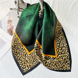 Cargar imagen en el visor de la galería, Pañuelo de cabeza cuadrado de seda de moda verde oscuro de leopardo para mujer - 12 momme