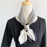 Cargar imagen en el visor de la galería, Pañuelo cuadrado de seda con estampado de rayas en blanco y negro para el cabello - 12 momme