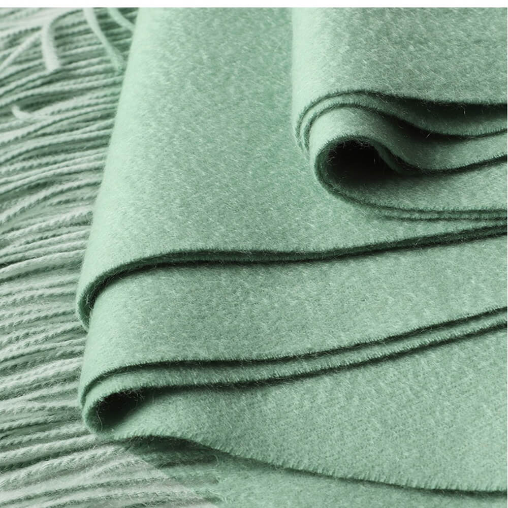 Abrigo de cachemir verde con estampado de agua