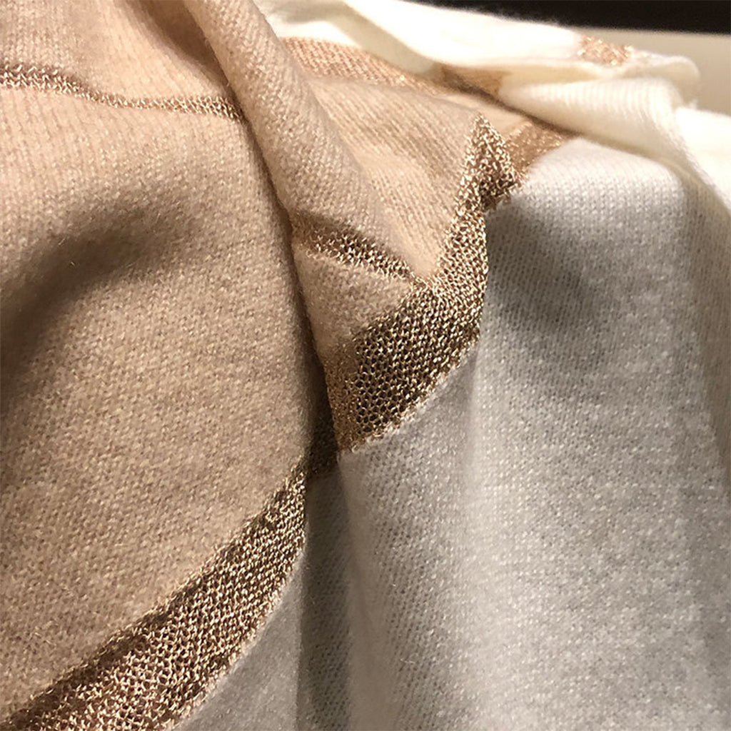 Wrap en cachemire tricoté beige des années 100 avec soie dorée