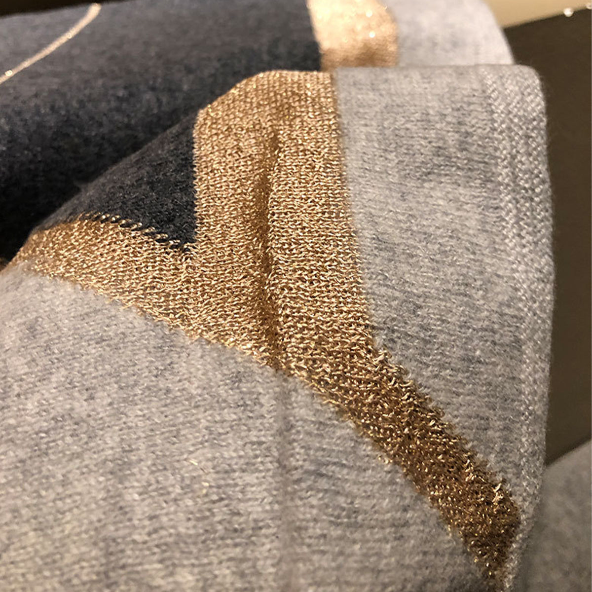 Wrap en cachemire tricoté gris avec soie dorée