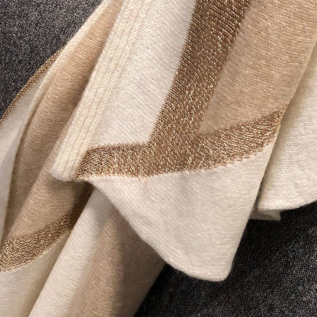 Wrap en cachemire tricoté beige des années 100 avec soie dorée