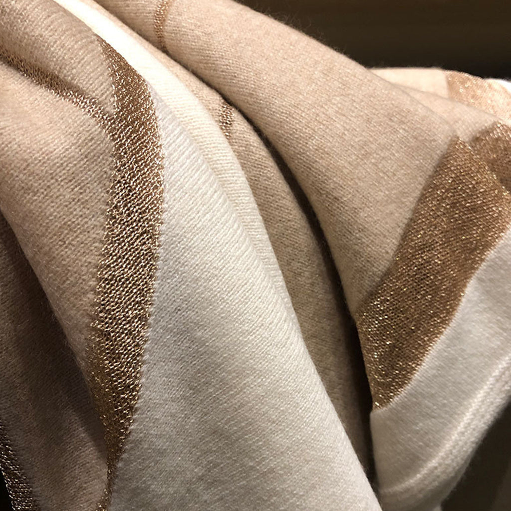 Wrap en cachemire tricoté beige des années 100 avec soie dorée