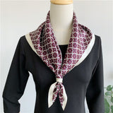 Laden Sie das Bild in den Galerie-Viewer, Quadratischer Schal mit Vintage-Seidengefühl, winziger Blumendruck, Geometrie-Kopftuch – 12 Momme