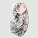 Laden Sie das Bild in den Galerie-Viewer, 200S Schal aus rosa kariertem Kaschmir