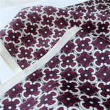 Laden Sie das Bild in den Galerie-Viewer, Quadratischer Schal mit Vintage-Seidengefühl, winziger Blumendruck, Geometrie-Kopftuch – 12 Momme