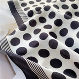 Laden Sie das Bild in den Galerie-Viewer, Schwarz-weiße Vintage-Bandanas, quadratische gepunktete Schals für Damen, 68,6 cm