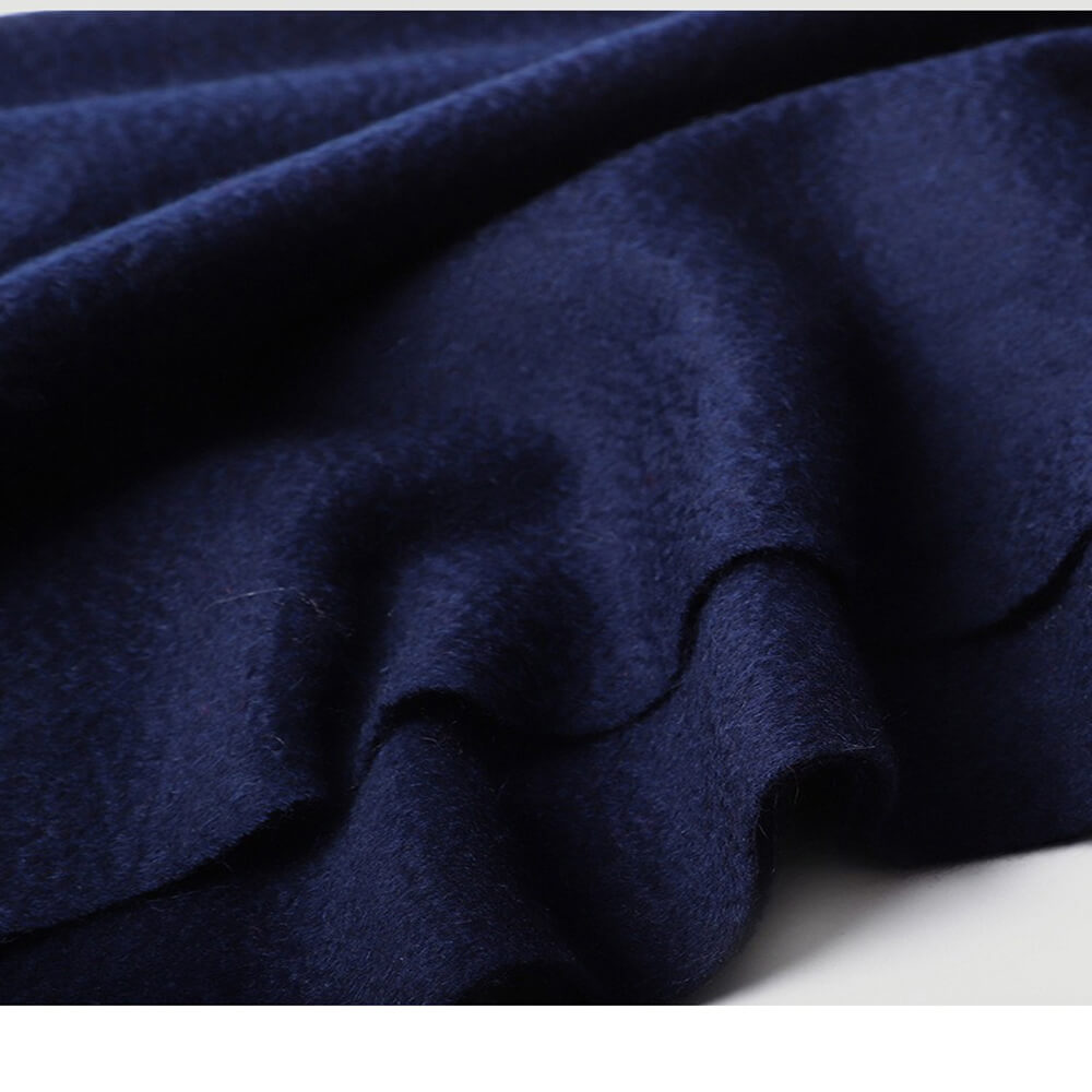 Abrigo de cachemir azul con estampado de agua