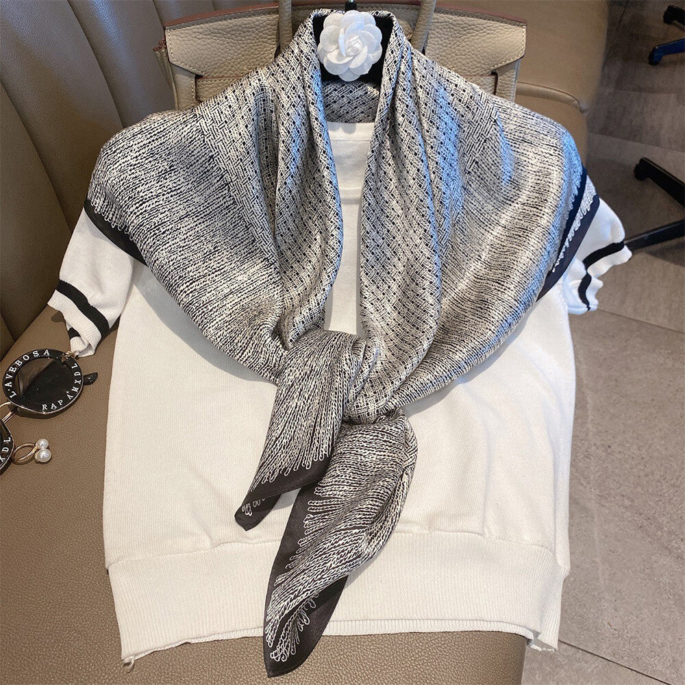Bufanda cuadrada de seda gris de 35"