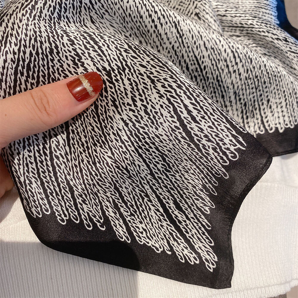 Bufanda cuadrada de seda gris de 35"
