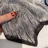 Charger l&#39;image dans la galerie, Écharpe carrée en soie grise de 35 po