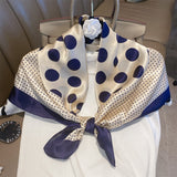 Charger l&#39;image dans la galerie, Écharpe carrée en soie Wave Point de 35 po