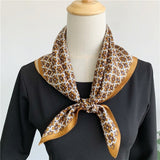 Laden Sie das Bild in den Galerie-Viewer, Quadratischer Schal mit Vintage-Seidengefühl, winziger Blumendruck, Geometrie-Kopftuch – 12 Momme