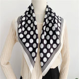 Laden Sie das Bild in den Galerie-Viewer, Schwarz-weiße Vintage-Bandanas, quadratische gepunktete Schals für Damen, 68,6 cm