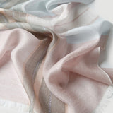 Laden Sie das Bild in den Galerie-Viewer, 200S Schal aus rosa kariertem Kaschmir