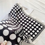 Laden Sie das Bild in den Galerie-Viewer, Schwarz-weiße Vintage-Bandanas, quadratische gepunktete Schals für Damen, 68,6 cm