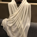 Weiß gestrickter Schal aus 200er-Kaschmir